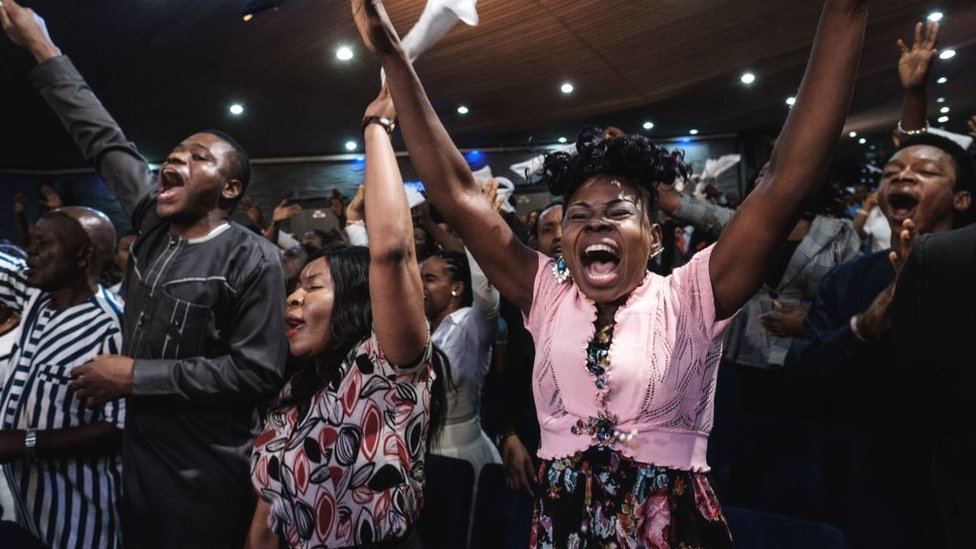 Прихожане нигерийской пятидесятнической церкви Salvation Ministries присутствуют на 5-й воскресной службе в штаб-квартире своей церкви в Порт-Харкорте, на юге Нигерии, 24 февраля 2019 г.