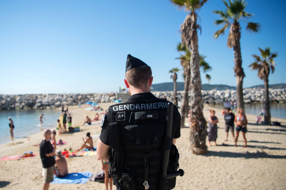 Французский полицейский на пляже Тулона, 14 августа 16