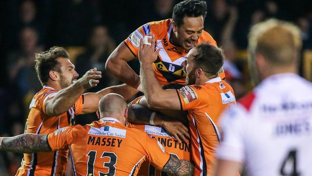 Castleford celebrate the drop goal by Ben Roberts