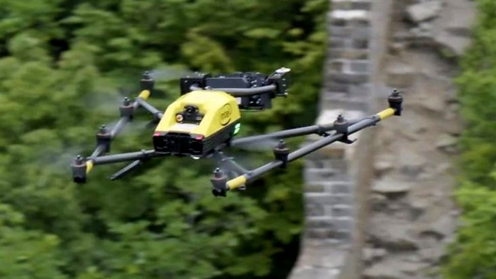 dron volando sobre la Gran Muralla