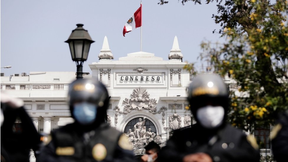Unos policías cuestodian la sede del Congreso de Perú.