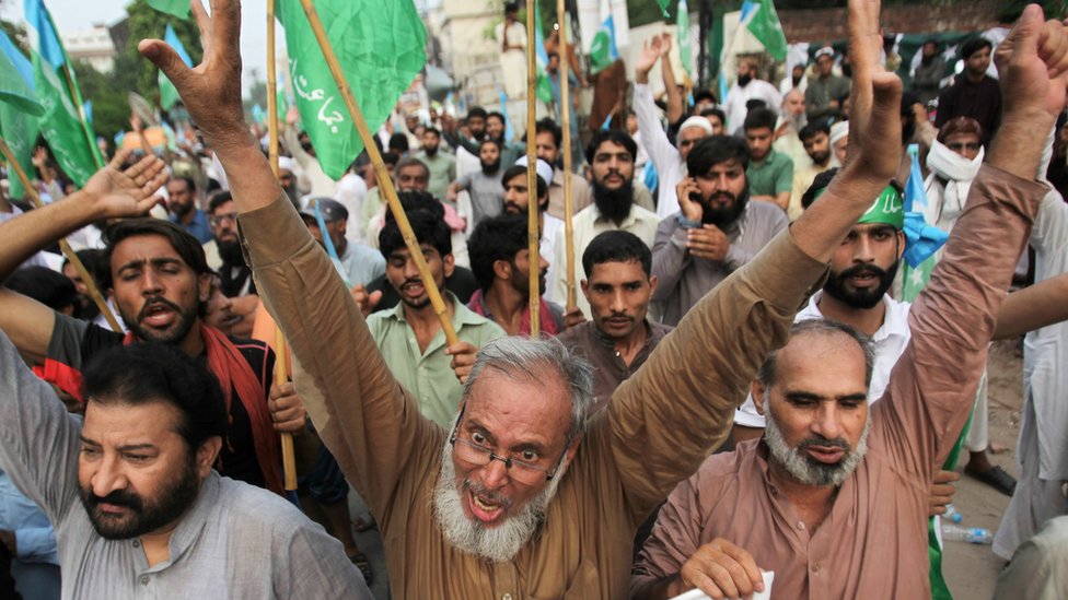 Люди скандируют лозунги во время митинга в знак солидарности с народом Кашмира в Лахоре, Пакистан, 6 августа 2019 года.