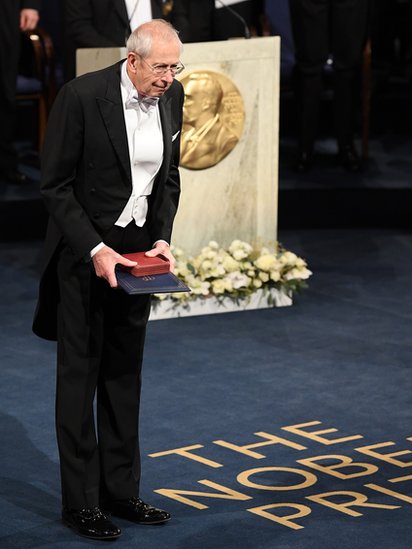 James Peebles al recibir el Nobel