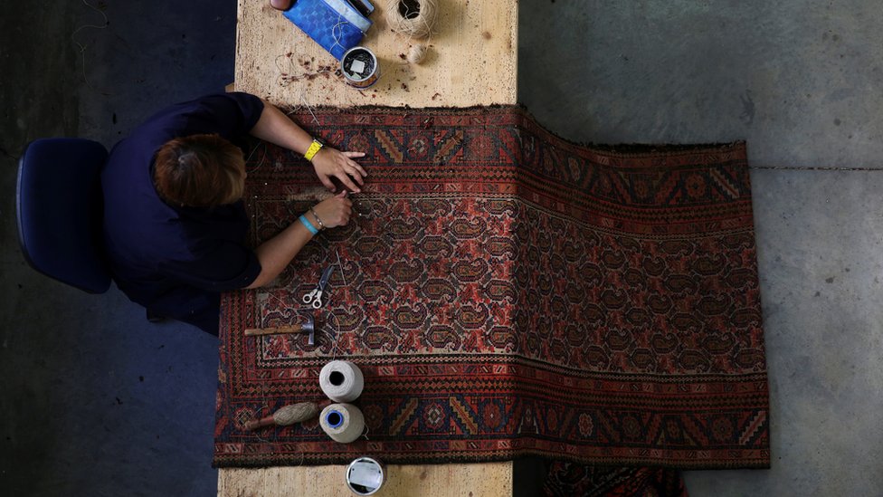 "Tenemos planes para usar todo el espacio del museo", asegura una portavoz del Ayuntamiento de Madrid. Un artesano repara una alfombra en la Real Fábrica de Tapices de Madrid