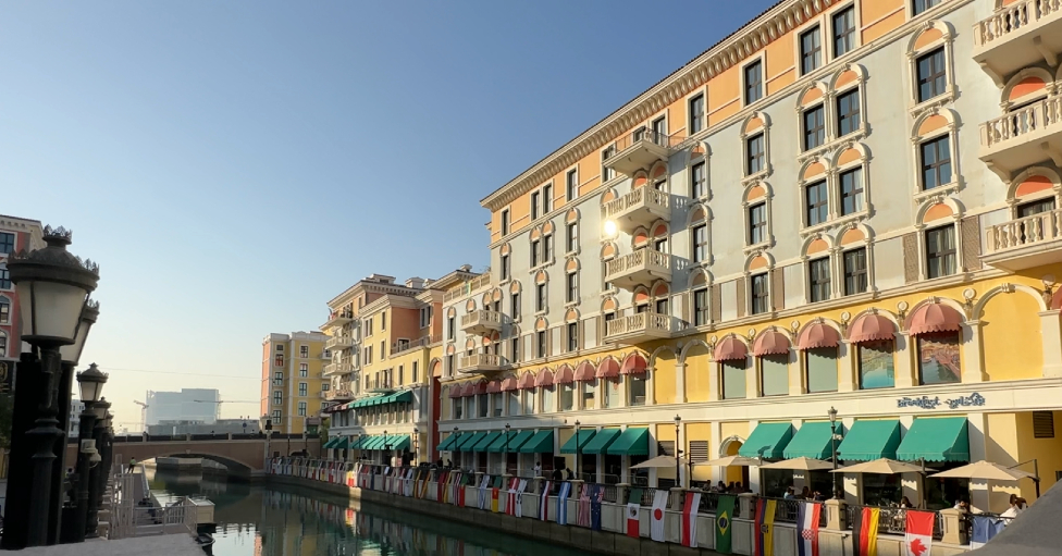 Fotografia colorida mostra prédios que imitam uma rua de Veneza