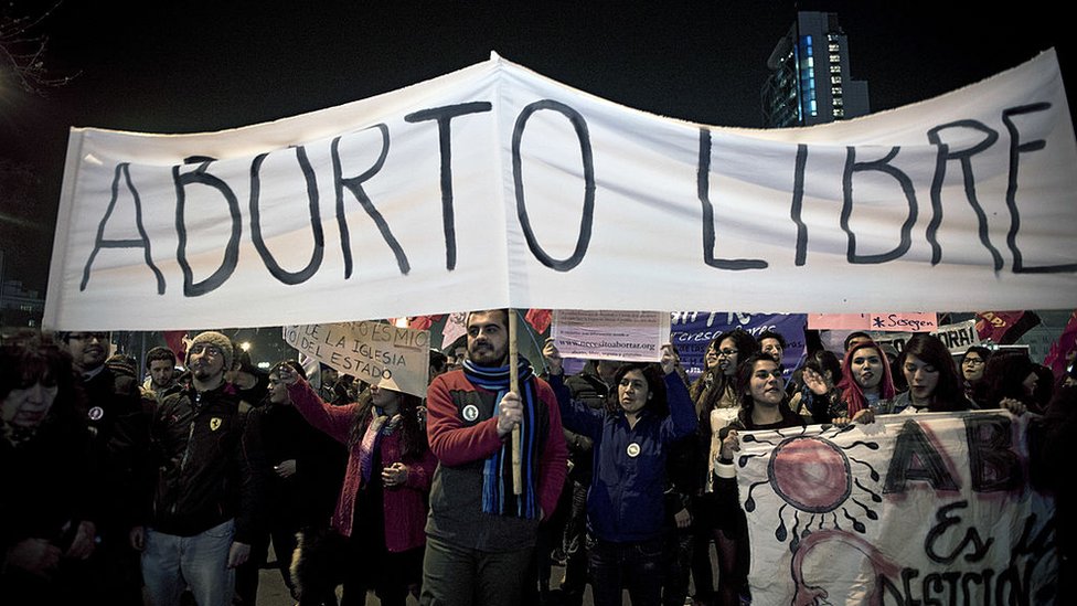 Un 60% de la ciudadanía apoya la despenalización en las tres causales que invocó el gobierno de Bachelet. Protesta a favor del aborto en Santiago de Chile.