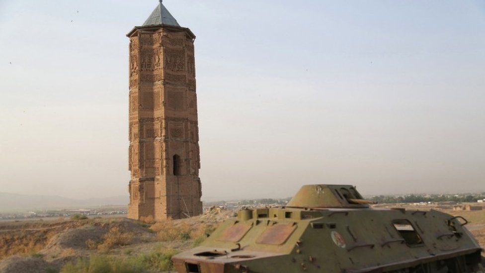 دبابة روسية الصنع محطمة تظهر قرب إحدى منارتين شهيرتين تعودان إلى القرن الثاني عشر في مدينة غزنة