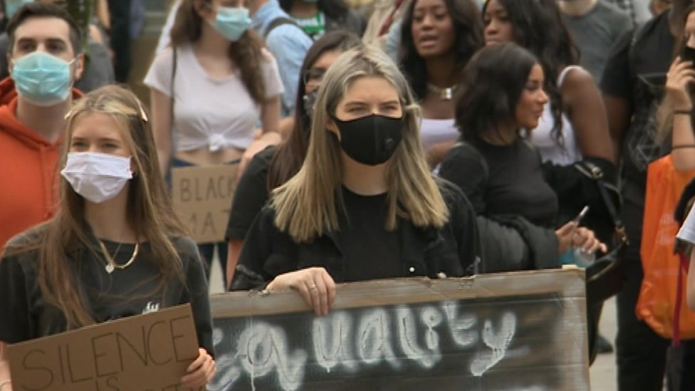 Black Lives Matter протестующие в Ньюкасле