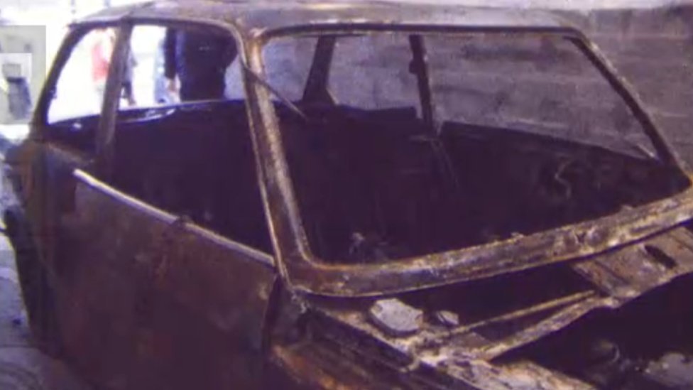عثر على سيارة رينيه تشتعل فيها النيران ولم يكن بداخلها أحد