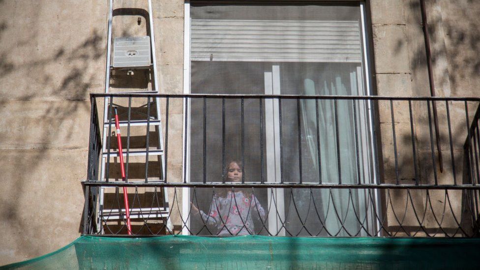 İspanya'da çocuklar bir aydan uzun süre boyunca evlerini terk edemedi.