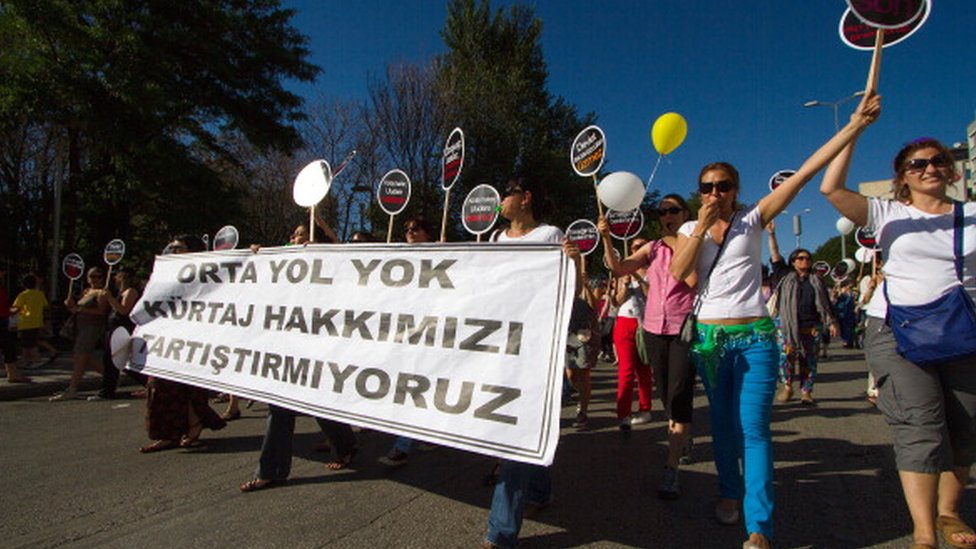Türkiye'de kürtaj hakkının kısıtlanmaması için kadın örgütleri eylemler düzenliyor