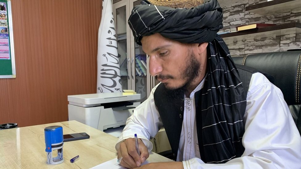Из боевиков - в чиновники: бывший снайпер талибов осваивается на госслужбе