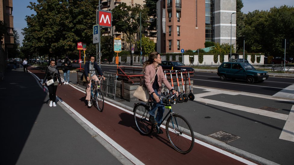 Los ciclistas recorrerán un nuevo carril bici en Via Monte Rosa el 30 de septiembre de 2020 en Milán