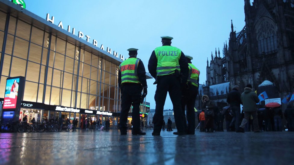 Полиция стоит на страже возле вокзала Кельна (11 января)