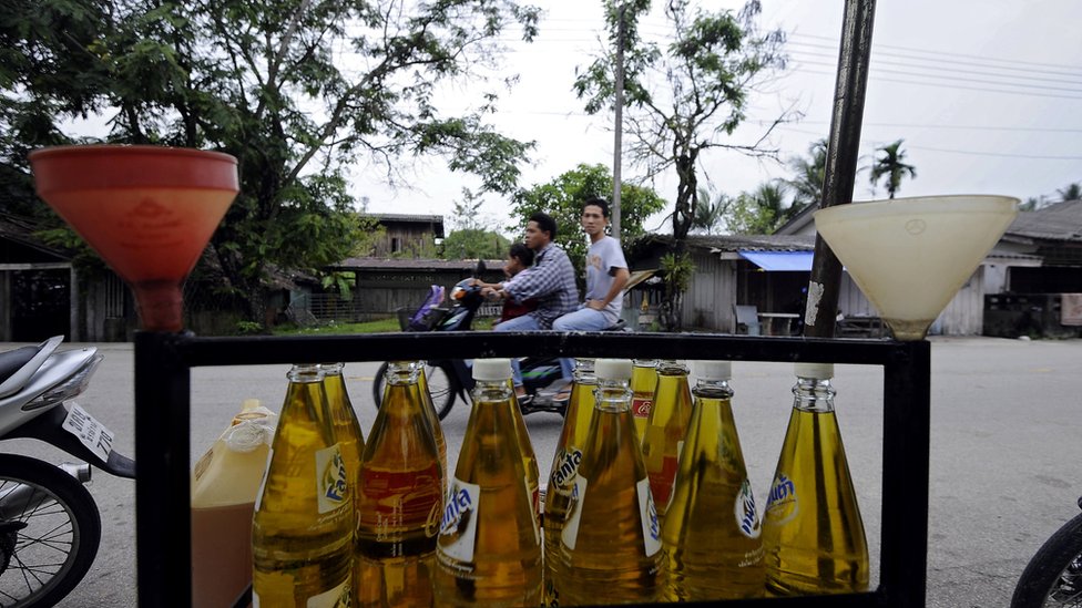 Botellas con gasolina en las calles de Tailandia.