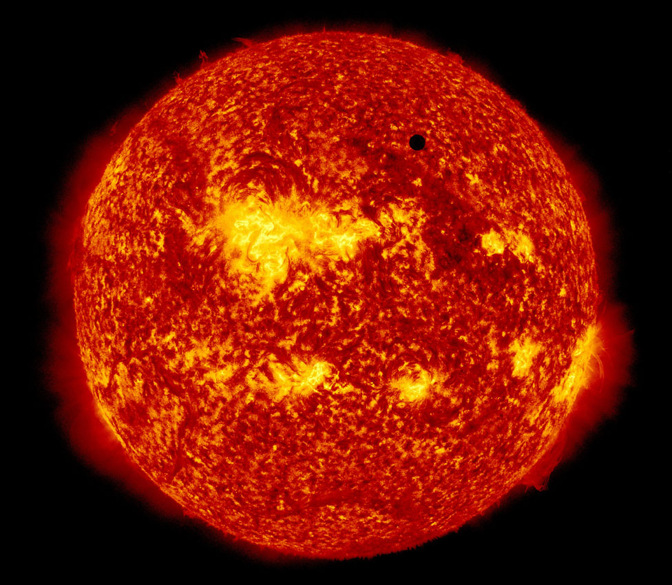Imagen del Sol tomada por un satélite de la NASA. El punto oscuro es Venus.