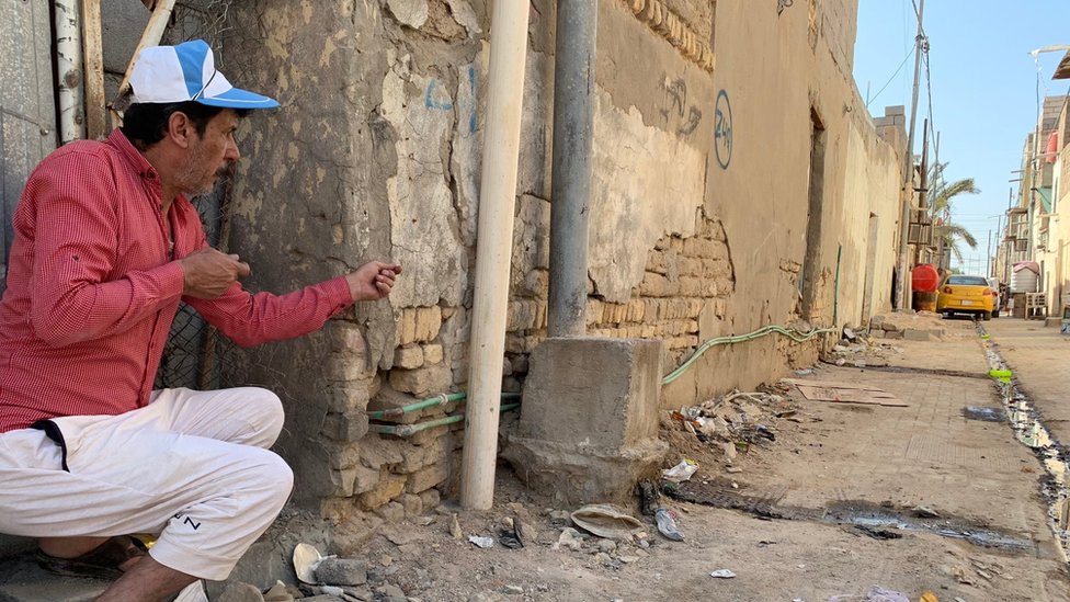 Un hombre señala un punto en una calle de Irak