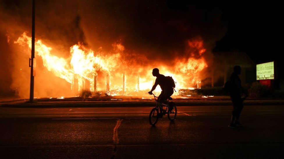 Протестующие Джейкоба Блейка подожгли здания в Кеноша, штат Висконсин, США, 24 августа 2020 г.