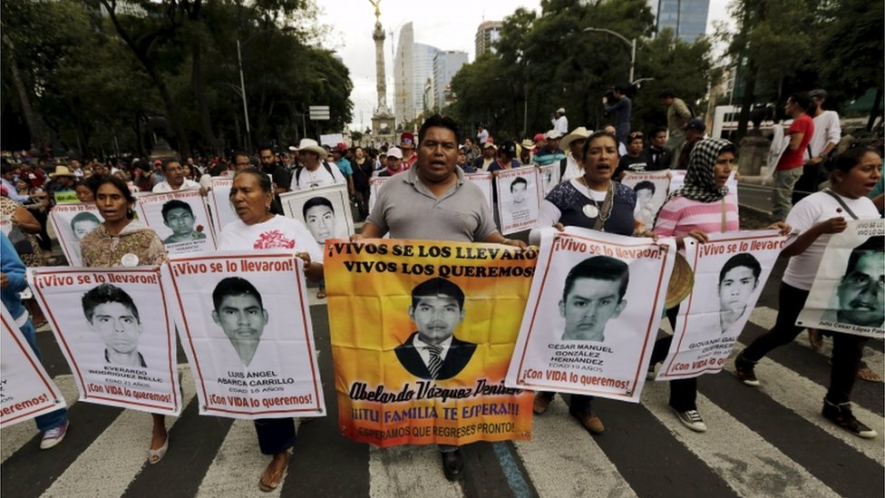 Marcha en reclamo por la desaparición y posterior muerte de los 43 estudiante de Ayotzinapa