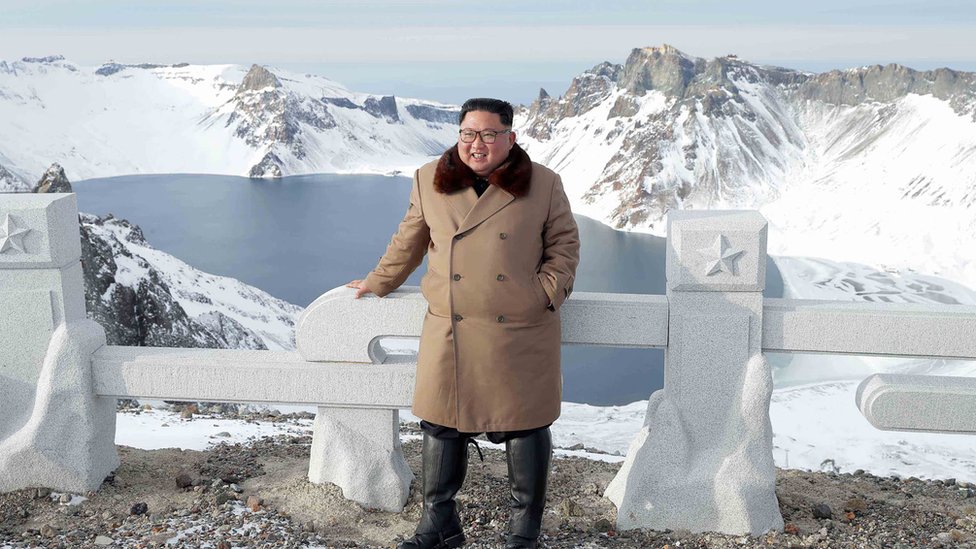 На недатированной фотографии, опубликованной официальным корейским центральным информационным агентством Северной Кореи (KCNA) 4 декабря 2019 года, северокорейский лидер Ким Чен Ын позирует, когда он посещает места сражений на горе Пэкту, Рянган