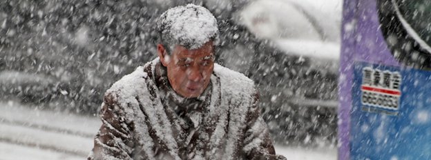 Человек в снегу в Шаньдуне, декабрь 2015 г.