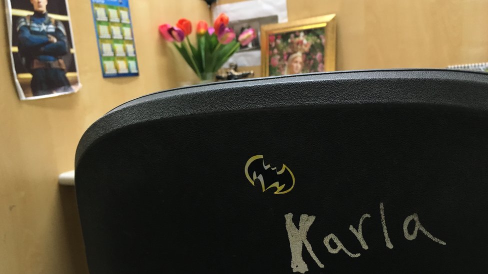 El escritorio de Karla Turcios no ha sido ocupado por nadie más desde su muerte en abril.