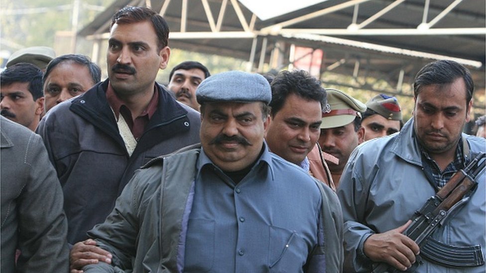 El político Atiq Ahmed implicado en varios casos de delitos atroces como asesinato, secuestro y extorsión, compareció ante el Tribunal de Tis Hazari en Nueva Delhi. 2008
