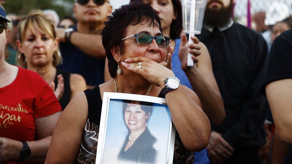 Lupe López sostiene una foto de Elsa Mendoza Marquez, una profesora mexicana de Ciudad Juárez que fue asesinada en el tiroteo