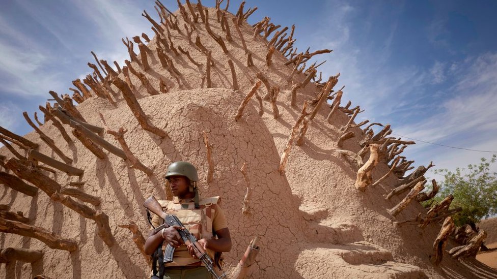 Солдат малийской армии патрулирует археологические раскопки гробницы Аскии в Гао 10 марта 2020 года.