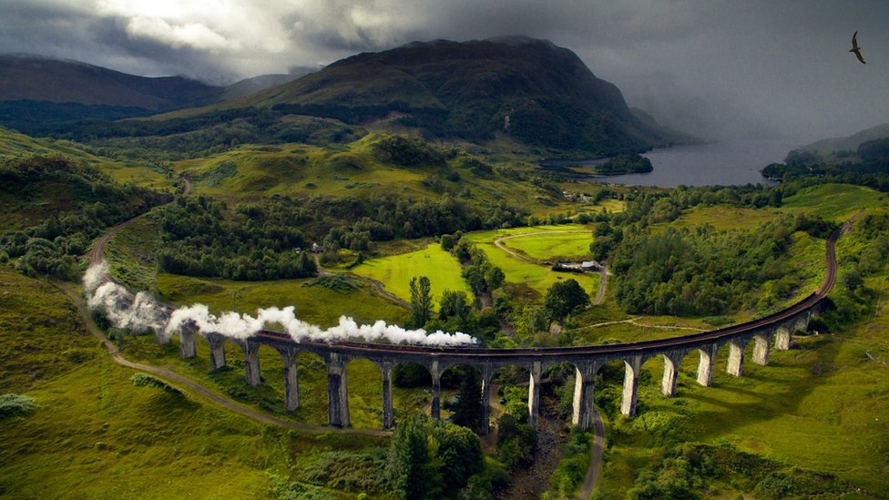 El viaducto Glenfinnan a lo largo de West Highland Line, en Escocia.