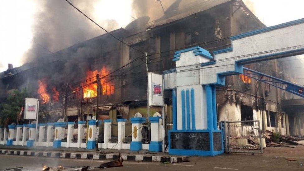 Здание местного парламента горит во время акции протеста в Маноквари, Западное Папуа, Индонезия