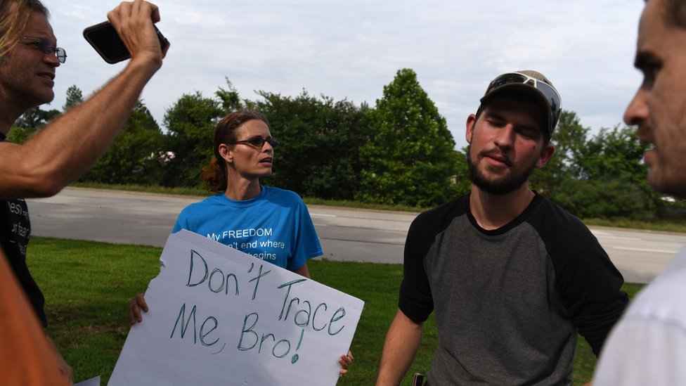 Активисты в Конро, штат Техас, протестовали против программ отслеживания контактов