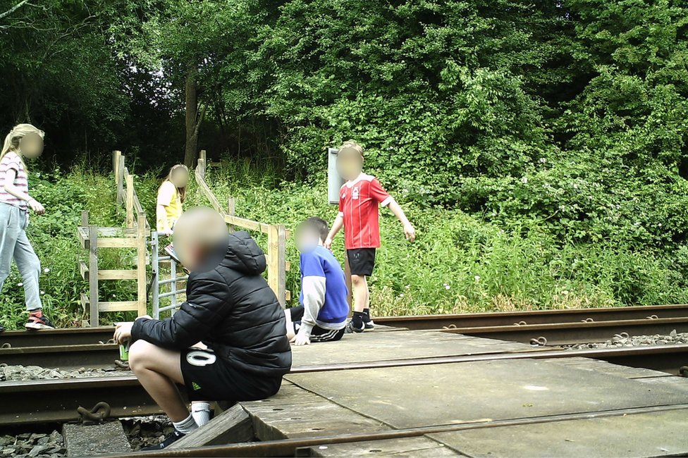 Дети на железнодорожном переезде в Крыле