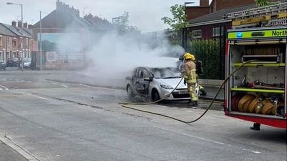 Пожарно-спасательная служба Северной Ирландии тушит пожар в автомобиле на западе Белфаста