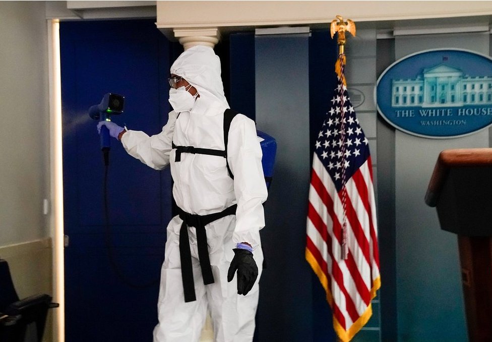 工作人員在白宮新聞發佈室進行消毒。