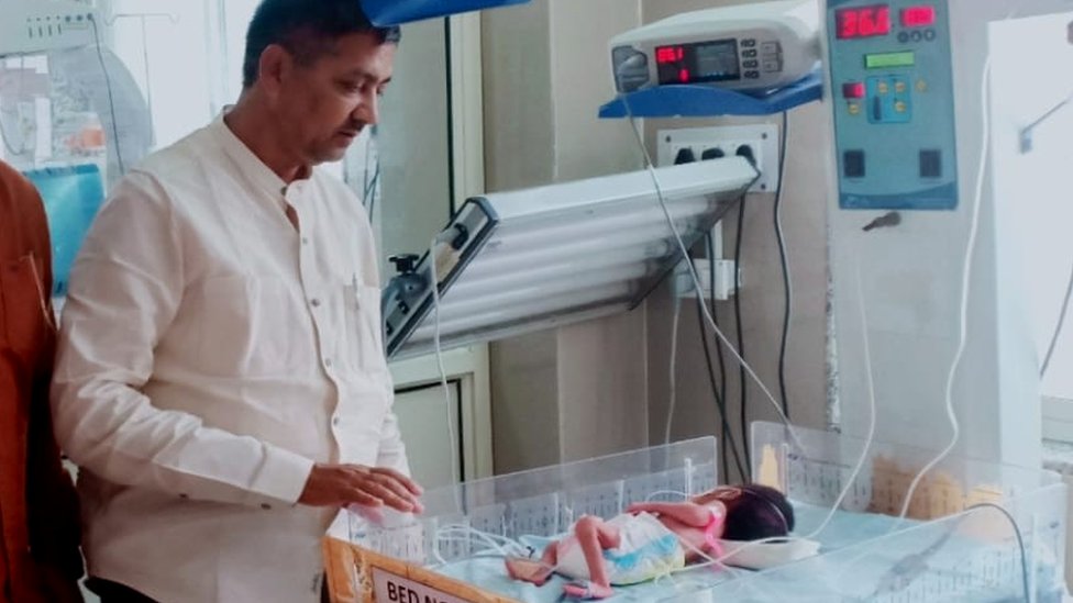 Местный политик Раджеш Кумар Мишра с младенцем в больнице