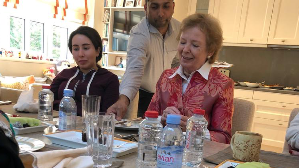 Шейха Латифа сфотографирована рядом с Мэри Робинсон, которую обслуживают за столом