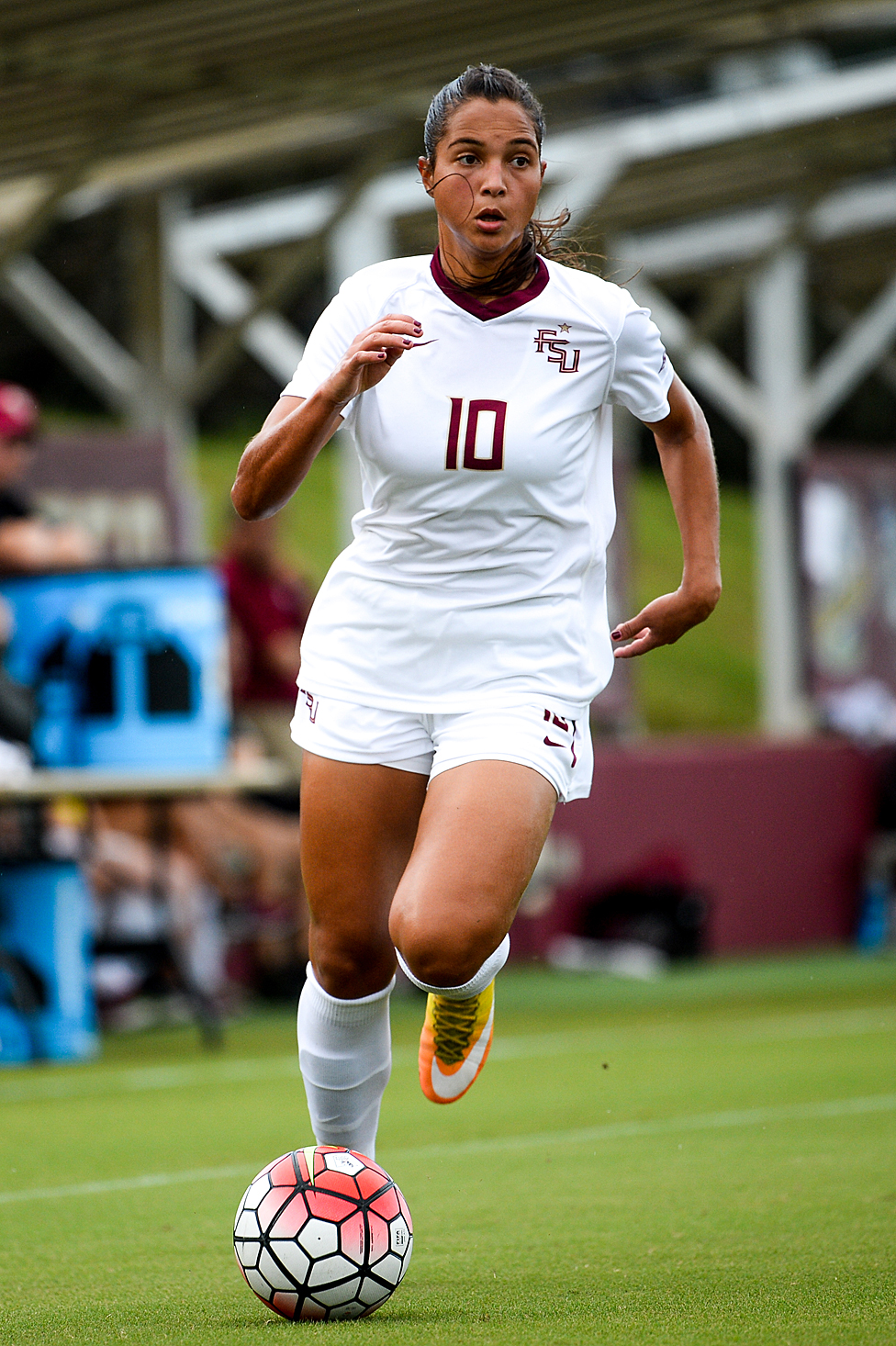 La calidad de Castellanos ha quedado en evidencia en cada uno de los escenarios que le ha tocado jugar. Deyna Castellanos (Crédito: Colin Abbey/FSU).