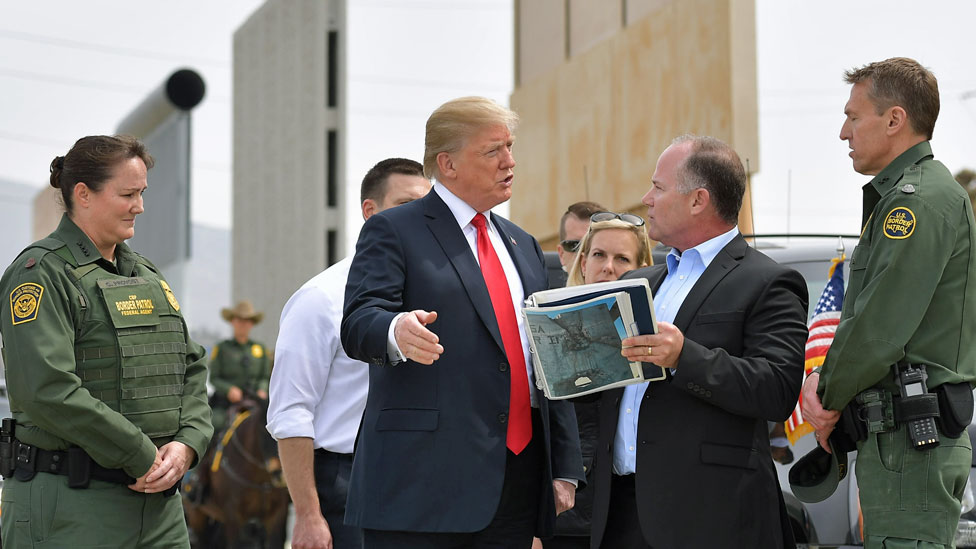 Президент Трамп видит прототипы стен