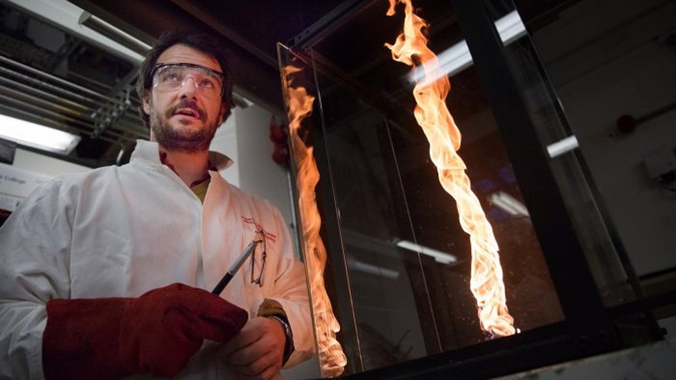 Guillermo Rein haciendo un experimento con llamas en Imperial College