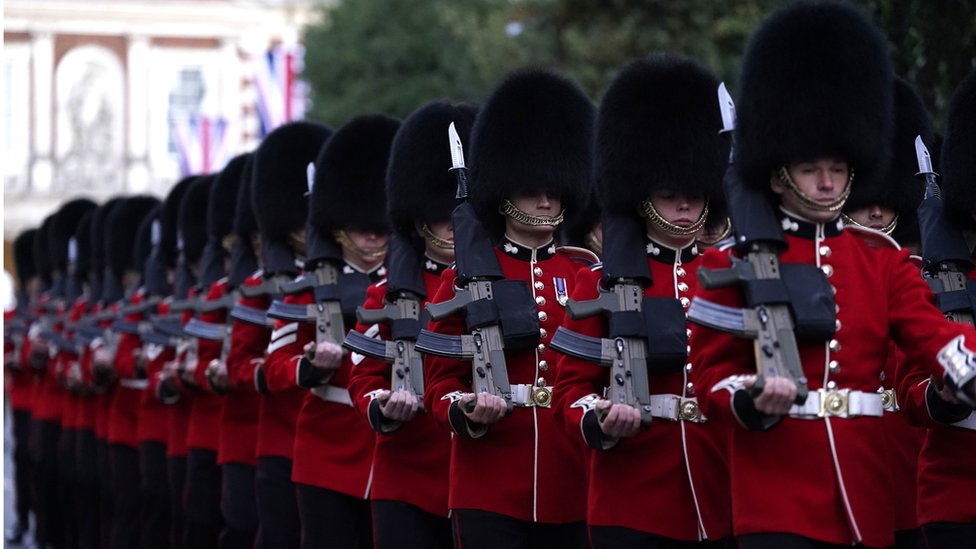 英國王室近衛軍第一團 - 近衛擲彈兵團（Grenadier Guards）在溫莎操練，凖備周一（9月19日）迎接女王靈樞