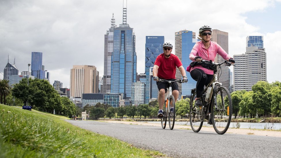 Люди любят кататься на велосипедах по реке Ярра 19 ноября 2020 года в Мельбурне, Австралия