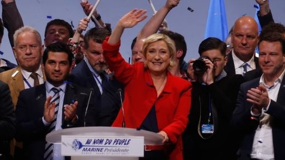 Марин Ле Пен (в центре) во время кампании в Париже. Фото: 17 апреля 2017 г.