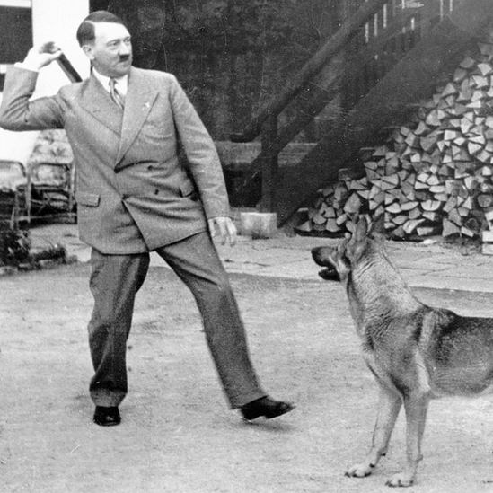 Hitler con un perro.