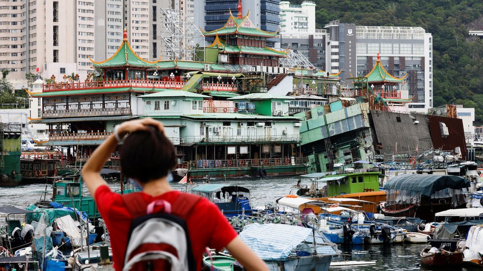 香港仔避風塘海旁一名路人駐足眺望珍寶海鮮舫側翻的廚房船（1/6/2022）