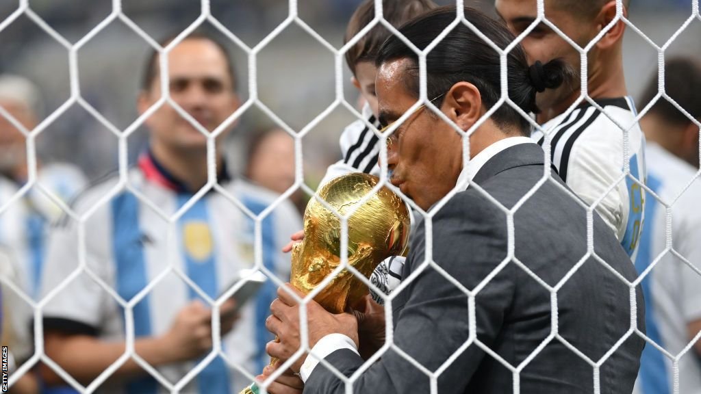Salt Bae besando el trofeo de la Copa Mundial.