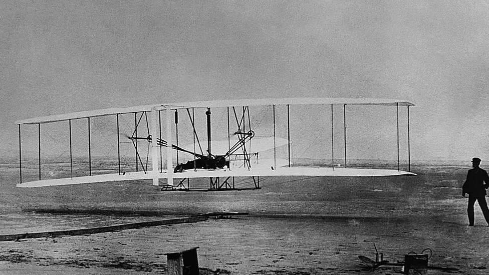 12 históricos segundos durante los que Wilbur (derecha) vio volar a su hermano y el artilugio que ambos habían fabricado.