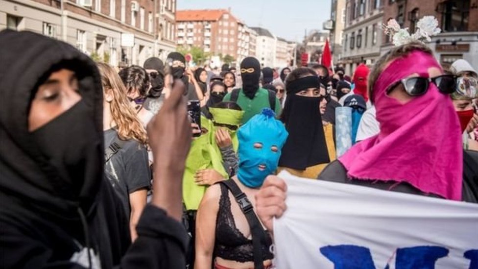 متظاهرون من خلفيات مختلفة تظاهروا في كوبنهاغن تضامنا مع حقوق المرأة في ارتداء النقاب