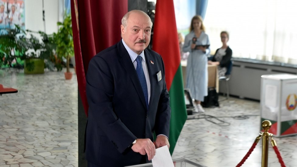 Devlet Başkanı Aleksandr Lukaşenko oyunu kullandı