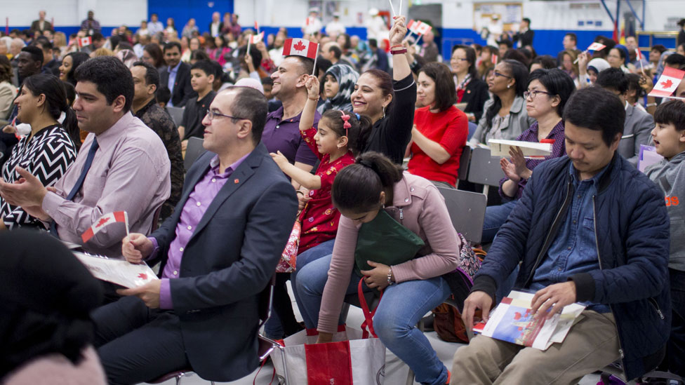 Ceremonia de extranjeros recibiendo la ciudadanía canadiense.